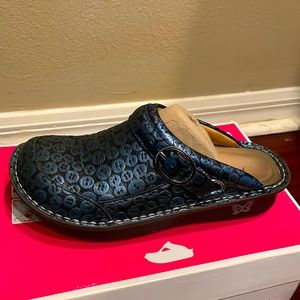 Size 7/7.5 (UK 37) Algeria shoes barely worn purchased directly from Algeria.com